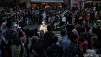 Hal serupa juga disampaikan oleh Pemerintah Kota (Pemkot) Jakarta Pusat. Wakil Wali Kota Jakarta Pusat Irwandi mengatakan, trotoar di Jalan Tanjung Karang, Kawasan Stasiun MRT Dukuh Atas, bukan sebagai tempat peragaan busana. Pemkot Jakpus menegaskan trotoar itu adalah fasilitas umum untuk publik.