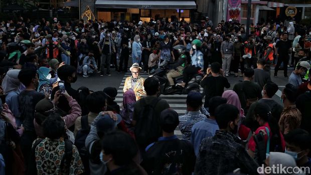 Jika Jepang punya Harajuku, Indonesia kini punya istilah 'Haradukuh' usai viral Citayam Fashion Week di Dukuh Atas. Kawula muda Ibu Kota pun ikut ambil bagian.