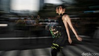 Edison menilai, kegiatan catwalk di zebra cross itu sebaiknya dilarang. Selain mengganggu kelancaran lalu lintas, ada potensi bahaya untuk pelaku catwalk dan pengguna jalan lain. Sebab, sejatinya zebra cross dibuat untuk menyeberang jalan.
