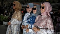 Banyak pula influencer dan pejabat ikut serta meramaikan fashion show tersebut. Sebut saja Gubernur Jawa Barat Ridwan Kamil dan Gubernur DKI Jakarta Anies Baswedan.
