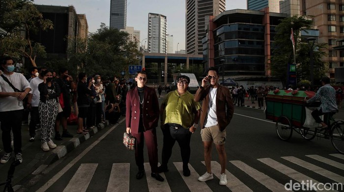 Ketika Kawula Muda Ibu Kota Terbius 'Haradukuh' Citayam Jika Jepang punya Harajuku, Indonesia kini punya istilah 'Haradukuh' usai viral Citayam Fashion Week di Dukuh Atas. Kawula muda Ibu Kota pun ikut ambil bagian.