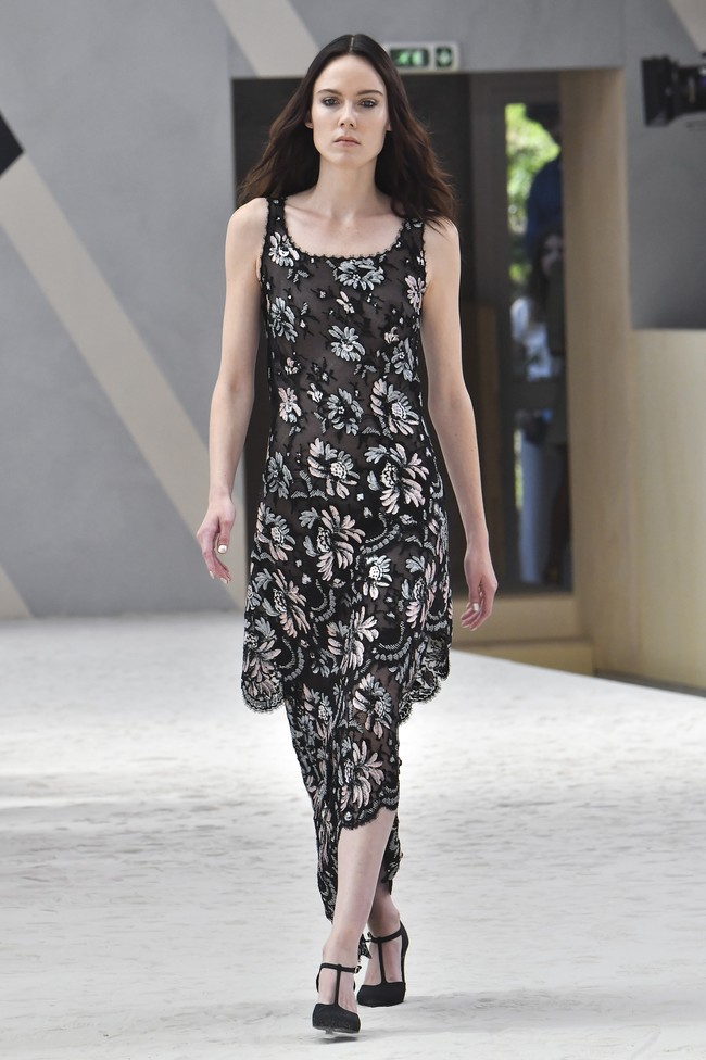 Fashion show Chanel Couture 2022 digelar di Etrier de Paris, sebuah kandang kuda dan tempat latihan berkuda di Paris, Prancis. Chanel menghadirkan koleksi glamour, busana tweed yang menjadi ciri khasnya.  Foto: Getty Images/Gamma-Rapho.
