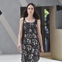 Fashion show Chanel Couture 2022 digelar di Etrier de Paris, sebuah kandang kuda dan tempat latihan berkuda di Paris, Prancis. Chanel menghadirkan koleksi glamour, busana tweed yang menjadi ciri khasnya.  Foto: Getty Images/Gamma-Rapho.
