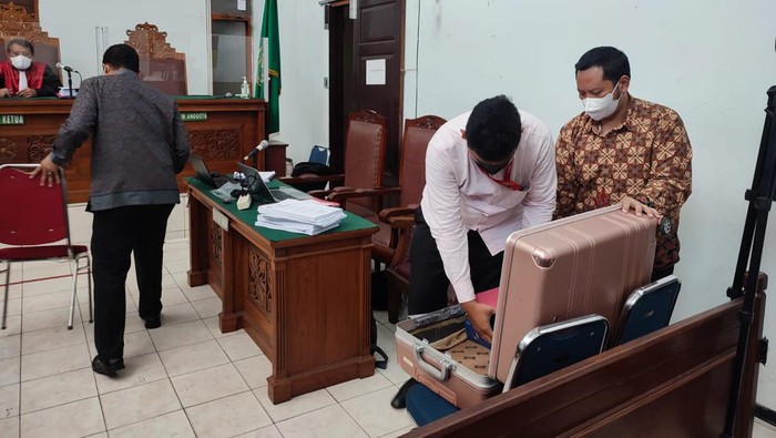Koper Berisi Bukti Kasus Mardani Maming