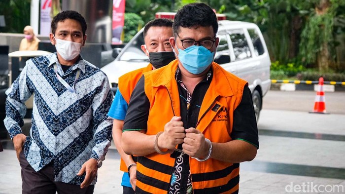 Adik Bupati Muna Rusman Emba, LM Rusdianto Emba diperiksa KPK. Rusdianto diperiksa kasus suap pengajuan dana Pemulihan Ekonomi Nasional (PEN) Kolaka Timur 2021.