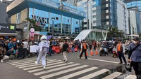Sebelumnya, Pemerintah Kota (Pemkot) Jakarta Pusat mengatakan trotoar di Jalan Tanjung Karang, Kawasan Stasiun MRT Dukuh Atas, bukan sebagai tempat peragaan busana. Pemkot Jakpus menegaskan trotoar itu adalah fasilitas umum untuk publik. (Anggi M/detikcom)