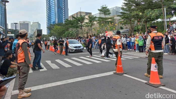 Lenggak-lenggok ABG SCBD di zebra cross Dukuh Atas, Jakarta, jadi polemik karena membuat arus lalu lintas di lokasi tersendat. (Anggi M/detikcom)