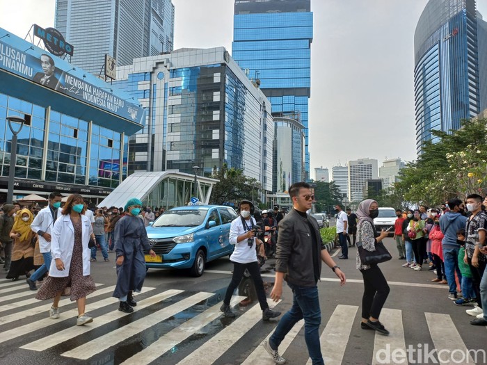 Lenggak-lenggok ABG SCBD di zebra cross Dukuh Atas, Jakarta, jadi polemik karena membuat arus lalu lintas di lokasi tersendat. (Anggi M/detikcom)