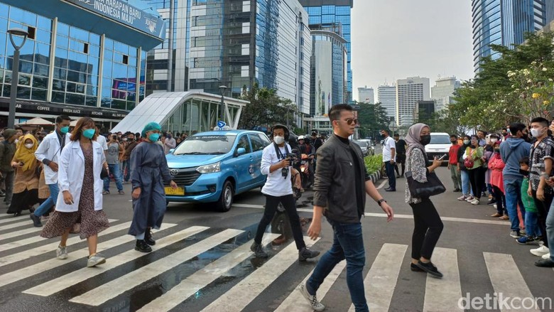 Lenggak-lenggok ABG SCBD di zebra cross Dukuh Atas, Jakarta, jadi polemik karena membuat arus lalu lintas di lokasi tersendat. (Anggi M/detikcom) Lenggak-lenggok ABG SCBD di zebra cross Dukuh Atas, Jakarta, jadi polemik karena membuat arus lalu lintas di lokasi tersendat. (Anggi M/detikcom)