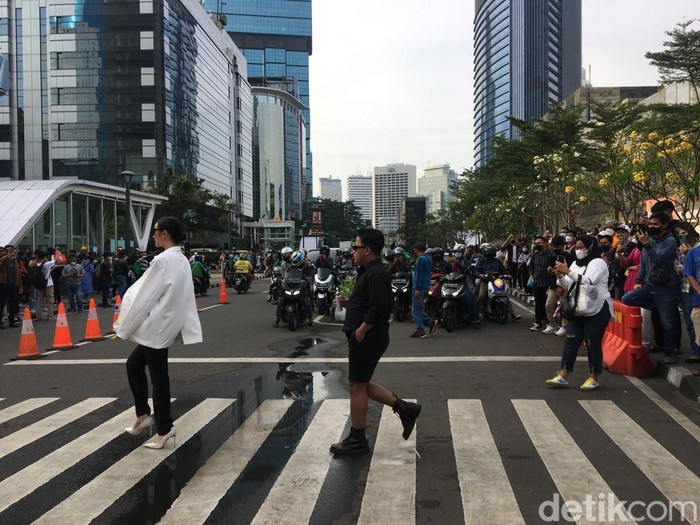 Lenggak-lenggok ABG SCBD di zebra cross Dukuh Atas, Jakarta, jadi polemik karena membuat arus lalu lintas di lokasi tersendat. (Anggi M/detikcom)