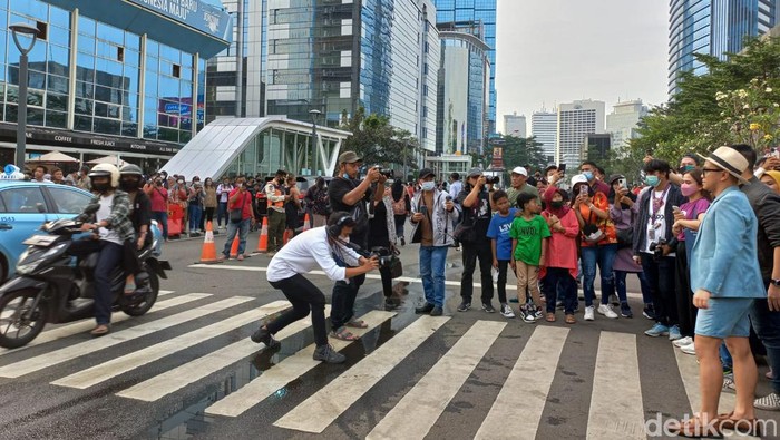 Lenggak-lenggok ABG 'SCBD' di zebra cross Dukuh Atas, Jakarta, jadi polemik karena membuat arus lalu lintas di lokasi tersendat. (Anggi M/detikcom) Lenggak-lenggok ABG 'SCBD' di zebra cross Dukuh Atas, Jakarta, jadi polemik karena membuat arus lalu lintas di lokasi tersendat. (Anggi M/detikcom)