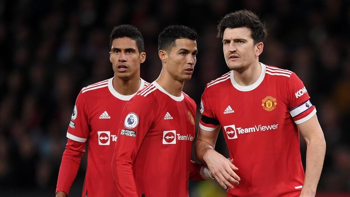 MANCHESTER, ENGLAND - MARCH 12: Raphael Varane, Cristiano Ronaldo and Harry Maguire of Manchester United look on during the Premier League match between Manchester United and Tottenham Hotspur at Old Trafford on March 12, 2022 in Manchester, England. (Photo by Michael Regan/Getty Images)