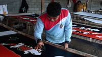 Pekerja menyelesaiakan produksi kain pantai di Desa Seneporejo, Provinsi Jawa Timur, Rabu, (20/7/2022). Selain di Indonesia, produknya juga dipasarkan ke Thailand, Selandia Baru, India dan Jepang.