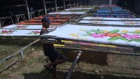 Kain pantai dikeringkan di bawah panas matahari. Produksi kain pantai mencapai 500 buah per hari dengan mempekerjakan anak-anak muda putus sekolah.