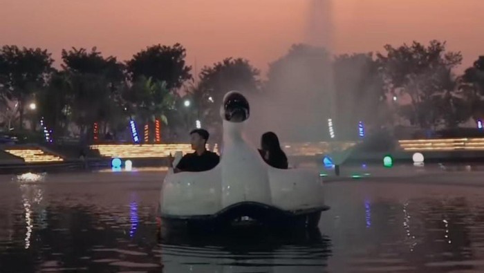 Menikmati perahu angsa di Food Junction