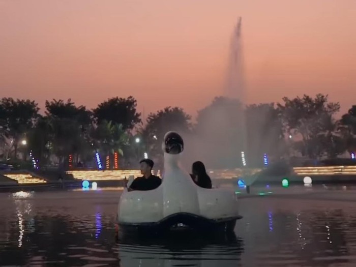 Menikmati perahu angsa di Food Junction