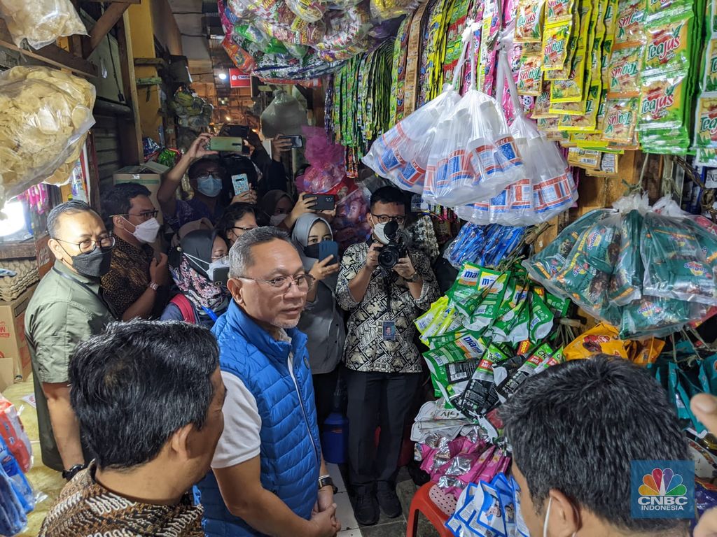 Menteri Perdagangan akan meninjau harga barang-barang kebutuhan pokok di Pasar Cibinong, Kabupaten Bogor (CNBC Indonesia/Emir Yanwardhana)