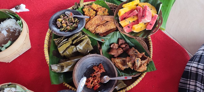 Hidangan makan siang suku Samin Sambong Rejo di Blora