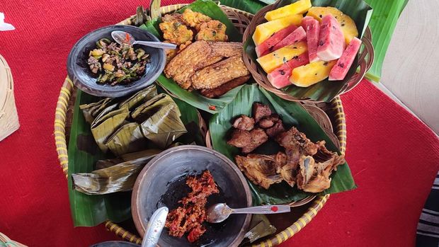 Hidangan makan siang suku Samin Sambong Rejo di Blora