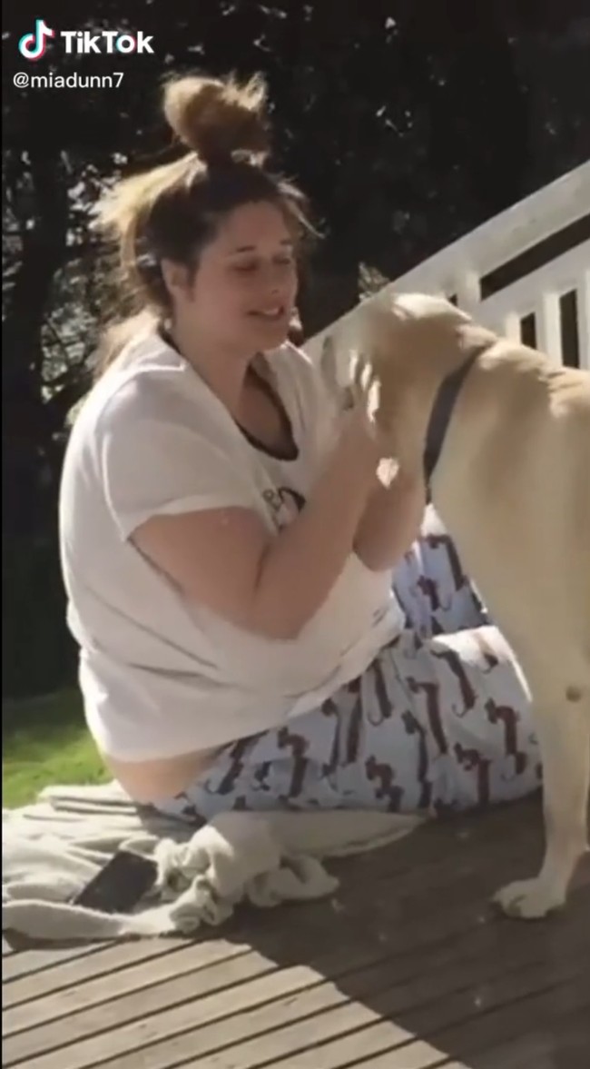 Ingin menjalani hidup lebih sehat, wanita 23 tahun ini memutuskan diet ketat untuk menurunkan berat badan. Foto: Dok. TikTok dan Instagram/@miadunnnn @miasophdunn