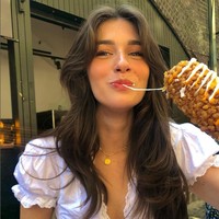 Untuk makan siang, Mia Dunn makan ayam bumbu asam-manis dengan tomat, alpukat, bawang, dan dibungkus selada. Sebagai camilan, ia mengonsumsi cookies terbuat dari tepung almond yang bebas gula. Inti dari diet yang dijalaninya adalah defisit kalori. Foto: Dok. TikTok dan Instagram/@miadunnnn @miasophdunn