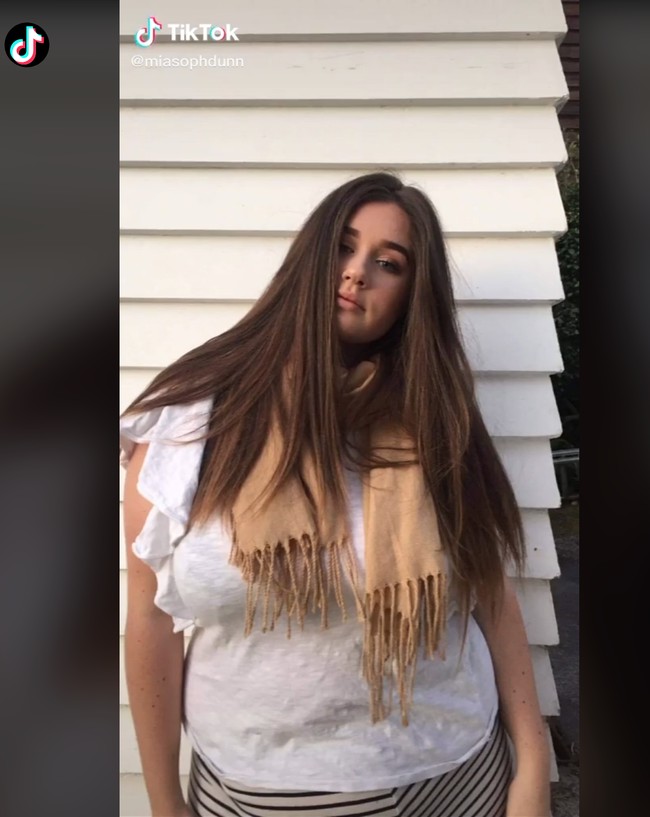 Mia Dunn pernah mengalami obesitas yang tak hanya berdampak pada kesehatan tapi juga kepercayaan dirinya. Foto: Dok. TikTok dan Instagram/@miadunnnn @miasophdunn