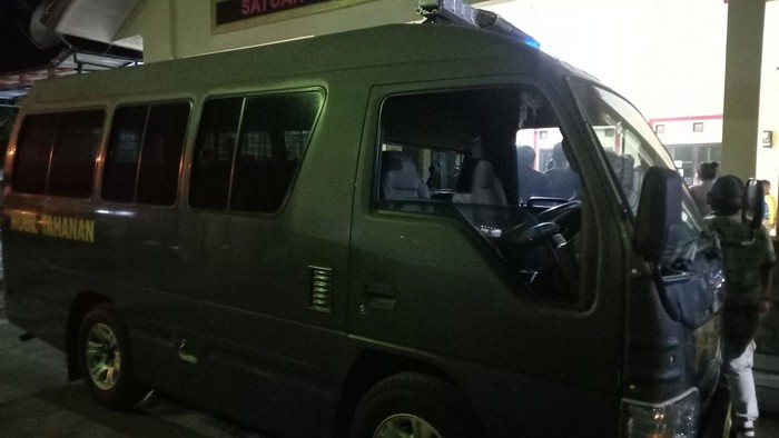 Mobil tahanan siaga di depan Polres Serang Kota (Khairul-detikcom)