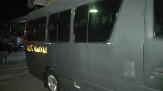 Mobil tahanan siaga di depan Polres Serang Kota (Khairul-detikcom)