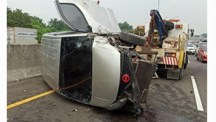 Mobil terbalik di Tol Jagorawi arah Jakarta