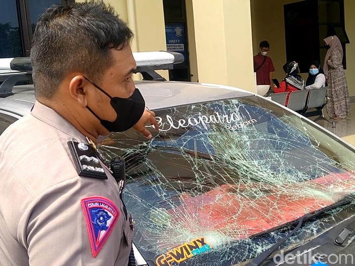 Mobil yang menabrak rombongan polisi jalan kaki diamankan Polres Pekalongan, Jumat (22/7/2022).