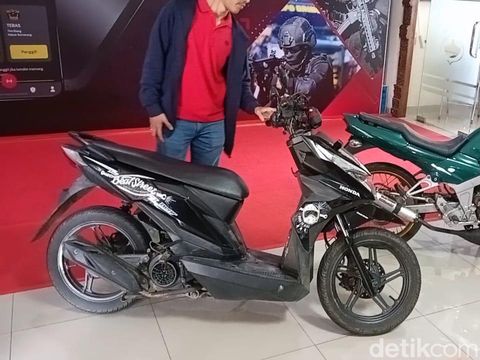 Motor yang digunakan pelaku penembakan istri TNI di Semarang diamankan di Mapolrestabes Semarang, Jumat (22/7/2022).