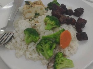 Merasa Kemahalan, Pria Ini Bayar Nasi Sayur dan Secuil Daging Rp 30 Ribu