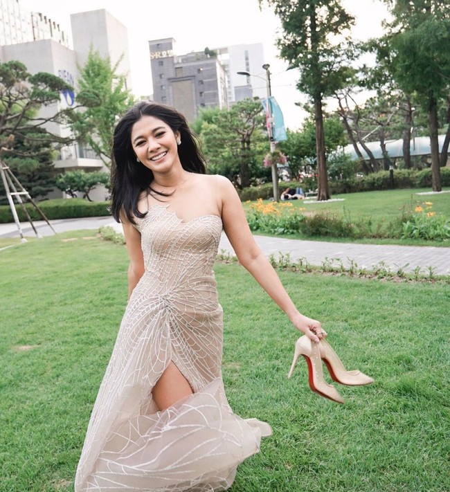 Ekspresi bahagia tampak jelas terpancar di wajah adik Nana Mirdad tersebut. Penampilannya pun semakin terlihat cantik natural dengan pulasan makeup simpel bernuansa nude dan rambut yang dibiarkan terurai. Foto: Instagram/@naymirdad