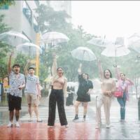 Naysilla Mirdad juga tampak membagikan momen ketika dirinya Lydia Kandou, Dimas Anggara, dan tim film INANG sedang menikmati hujan sambil berpayungan. Foto: Instagram/@naymirdad