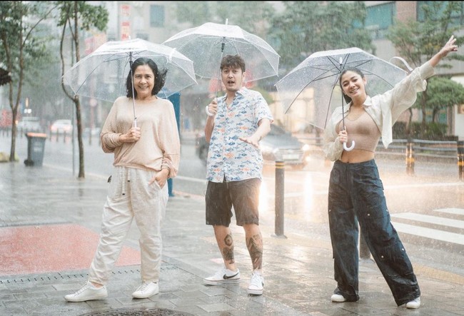 Naysilla tampil mengenakan crop top coklat yang dipadukan dengan kemeja crop top berwarna senada dan celana panjang hitam. Sedangkan Lydia Kandou terlihat tampil lebih tertutup mengenakan kaos lengan panjang berwarna coklat mudaa yang dipadukan dengan celana panjang berwarna senada dan sneakers putih. Foto: Instagram/@naymirdad