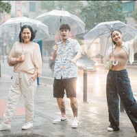 Naysilla tampil mengenakan crop top coklat yang dipadukan dengan kemeja crop top berwarna senada dan celana panjang hitam. Sedangkan Lydia Kandou terlihat tampil lebih tertutup mengenakan kaos lengan panjang berwarna coklat mudaa yang dipadukan dengan celana panjang berwarna senada dan sneakers putih. Foto: Instagram/@naymirdad