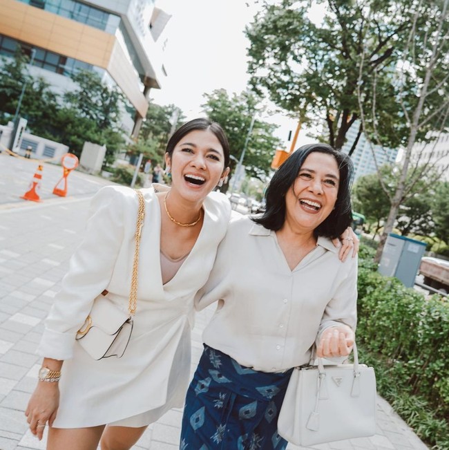 Berpose sambil tertawa bersama, pasangan ibu dan anak ini terlihat begitu mirip. Keduanya pun tampak kompak dengan mengenakan busana berwarna senada. Foto: Instagram/@naymirdad