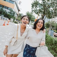 Berpose sambil tertawa bersama, pasangan ibu dan anak ini terlihat begitu mirip. Keduanya pun tampak kompak dengan mengenakan busana berwarna senada. Foto: Instagram/@naymirdad