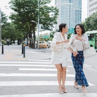 Penampilan Naysilla dan Lydia Kandou dalam foto ini terlihat elegan dan juga stylish. Naysilla memilih memadukan rok terusan pendek asimetrinya dengan heels berwarna nude dan tas putih. Sedangkan Lydia mengkombinasikan kemeja lengan panjangnya dengan rok etnik berwarna biru tua. Foto: Instagram/@naymirdad