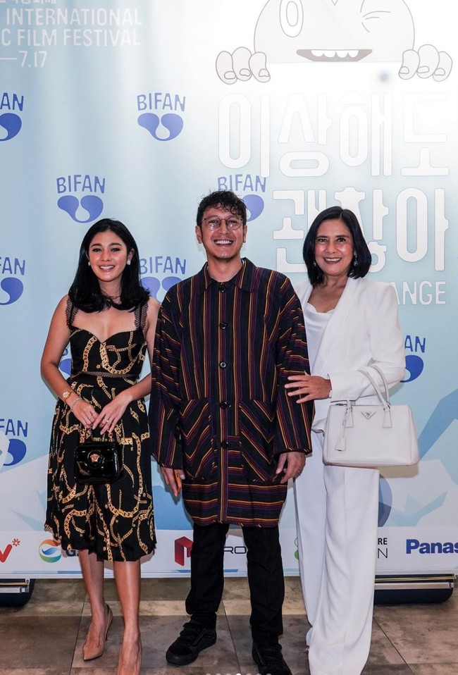 Naysilla Mirdad beberapa waktu lalu terlihat bertolak ke Korea Selatan untuk menghadiri acara BIFAN (Bucheon International Fantastic Film Festival) 2022. Tak sendirian, Naysilla hadir bersama sang bunda, Lydia Kandou, Dimas Anggara, dan tim film INANG. Foto: Instagram/@naymirdad