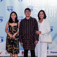 Naysilla Mirdad beberapa waktu lalu terlihat bertolak ke Korea Selatan untuk menghadiri acara BIFAN (Bucheon International Fantastic Film Festival) 2022. Tak sendirian, Naysilla hadir bersama sang bunda, Lydia Kandou, Dimas Anggara, dan tim film INANG. Foto: Instagram/@naymirdad