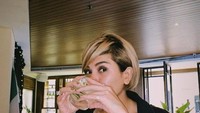 Dengan mengenakan pakaian serba hitam, begini gaya Nikita Mirzani saat mampir ke kafe hits dan menikmati minuman di sana. Foto: Instagram