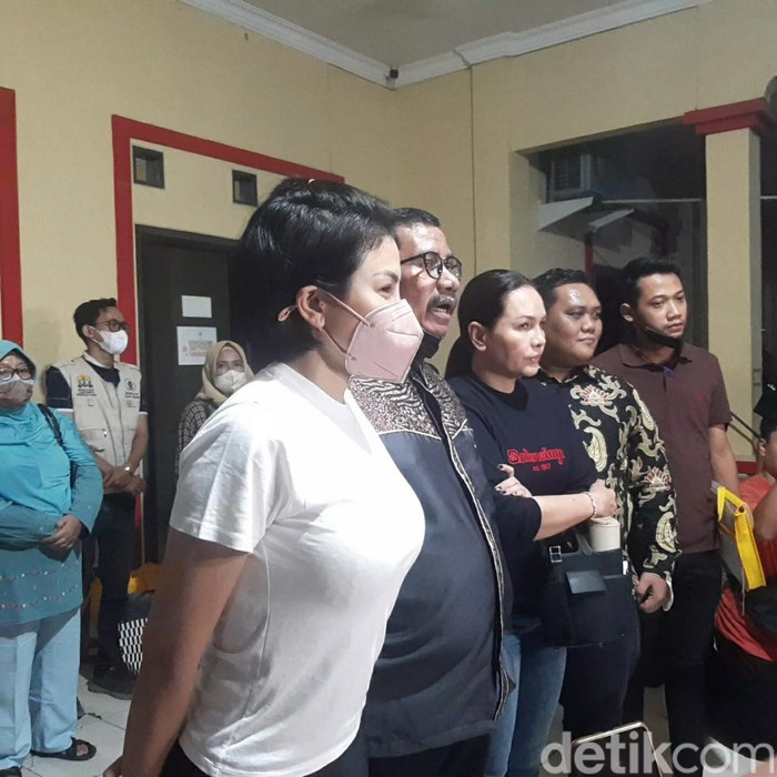 Nikita Mirzani usai diperbolehkan pulang dari Polres Serang Kota, Jumat (22/7/2022) malam.