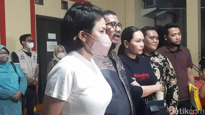 Nikita Mirzani usai diperbolehkan pulang dari Polres Serang Kota, Jumat (22/7/2022) malam.