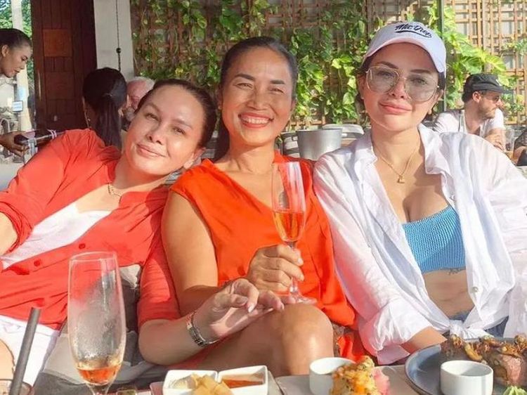 Potret Keren Nikita Mirzani saat Nongkrong di Kafe Hits