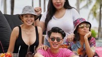 Yang paling banyak ada momen saat nongkrong sambil kulineran. Seperti yang terlihat pada foto ini. Mereka tampak mengunjungi beach club. Foto: Instagram