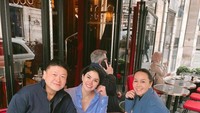 Tak hanya kulineran di Indonesia saja, momen Nikita Mirzani dan Fitri Salhutetu juga ada saat kulineran di luar negeri. Foto: Instagram