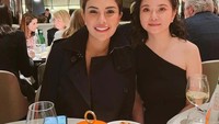Ini adalah momen makan malam Nikita Mirzani bersama dengan temannya. Mereka tampak menikmati pastry yang sudah dihidangkan di meja. Foto: Instagram