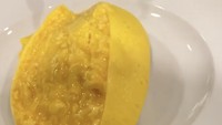 Siapa yang tidak tergoda melihat omelet fluffy ini? Begitu dibelah, omelet akan menyelimuti nasi goreng di bawahnya. Foto: Instagram kichikichi_omurice