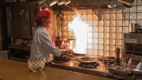 Chef Motokichi mengenakan topi baret merah sebagai ciri khasnya. Ia bakal terlihat sibuk membuat omurice dan aneka menu lain secara fresh. Membuat kobaran api di dapurpun sudah jadi keahliannya.
